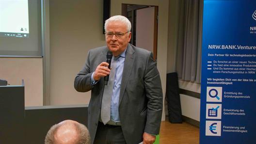 Juror Norbert Keusen, Geschäftsführer a.D. der Vallourec Deutschland und Schatzmeister des Fördervereins Wirtschaftswissenschaften HSD