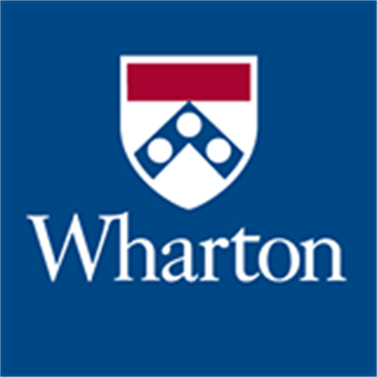 Wir sehen das Logo der Wharton School. Es ist ein blaues Quadrat.
Es zeigt den weißen Schriftzug "Wharton". Darüber befindet sich ein Wappen mit einem roten Querbalken und einem blauen Winkel mit weißen Punkten.