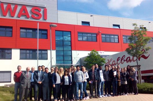 Teilnehmer des Moduls „Institutionelle Aspekte des Handels“ besuchen die Wagener & Simon WASI GmbH & Co. KG in Wuppertal