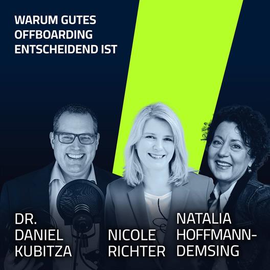 Dr. Daniel Kubitza, Nicole Richter und Natalia Hoffmann-Demsing positionieren sich vor einem Mikrophon.