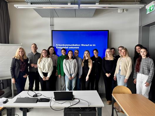 Die Studierenden des Studiengangs MKM bedanken sich gemeinsam mit der lehrenden Professorin Prof. Dr. Kalka (links) bei Ingo Leßmann (2. von links) für den spannenden und abwechslungsreichen Gastvortrag zum Thema Krisenkommunikation.
