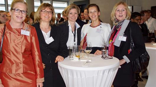 Von links nach rechts: Prof. Dr. Anne Christin Kemper; Gastprofessorin Dr. Tatjana Steusloff, Christina Lehmann; Prof. Dr. Sabine Otte-Gräbener; Prof. Dr. Heidi Straßburger