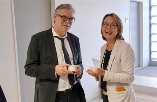 Prof. Dr. Mouna Thiele und der langjährige Lehrbeauftragte Günter Högemann