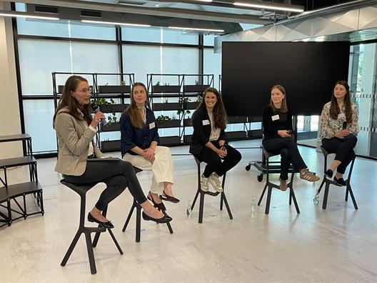 Unsere fünf Alumnae Jana Ellwanger, Lisa Steffes-enn, Charlotte Lipka, Alexandra Büsch und Anna-Carina Müller haben sehr persönliche Einblicke in ihre eigenen Wege gegeben. 