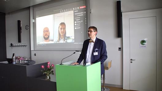 HSD-Vizepräsident für Studium, Lehre und Internationales, Prof. Dr. Olexiy Khabyuk, hielt die Laudatio für Frau Céline Fabienne Kampes, die für ihre herausragende Dissertation zum Thema "Angebotsfragmentierung online. Empirische Analysen struktureller Differenzierung von Medienangeboten und Medienanbietern im Online-Medienmarkt" vom Förderverein ausgezeichnet wurde.