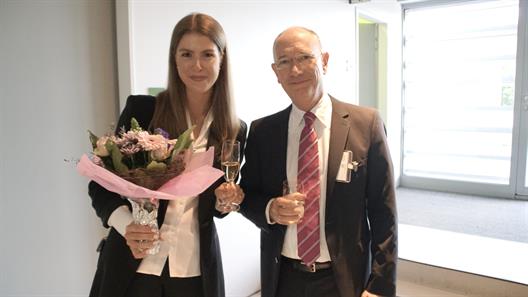 Frau Chiara Johna und Prof. Dr. Rolf Nagel.
Frau Johna (BBA) wurde für ihre herausragende Thesis zum Thema "Auswirkungen der europäischen Plastiksteuer für eine nachhaltige Packungsgestaltung bei Konsumgütern – eine Analyse für B2C-Produkte im Geschäftsbereich Adhesive Technologies der Henkel AG & KGaA ausgezeichnet.