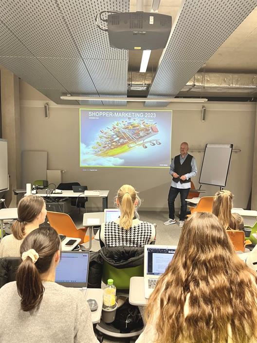 Am 23.11.2023 erhielten die Studierenden des Kurses Markenmanagement von Prof. Dr. Regine Kalka im Rahmen des Masterstudienganges Kommunikations-, Multimedia- und Marktmanagement an der Hochschule Düsseldorf einen Gastvortrag von Peter Dräger, einem renommierten Experten im Bereich Shopper-Marketing.
