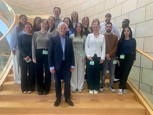 Dr. Hans Kraft mit den Studierenden seines Rhetorikkurses