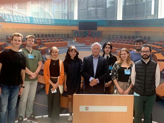 Dr. Hans Kraft mit Internationals des Kurses „Business Professional Speech“