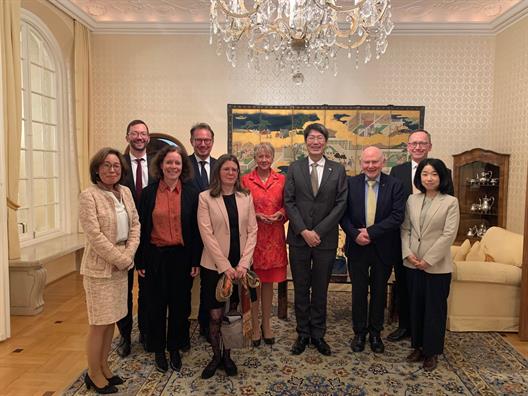 Festliches Abendessen der Referenten auf Einladung von Botschafter Iwama, dem früheren japanischen Generalkonsul in Düsseldorf in seiner Residenz.