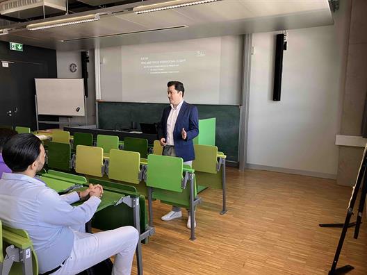 Ein Erfahrungsbericht aus der Welt der International Sales – Gastvortrag von Alumnus Raúl Chávez