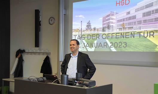 Die Agenda des Tages der offenen Tür präsentierten Frau Prof. Dr. Sabine Otte-Gräbener und Herr Prof. Dr. Peter Scheideler, die Organisatoren des Tages für den Fachbereich Wirtschaftswissenschaften.