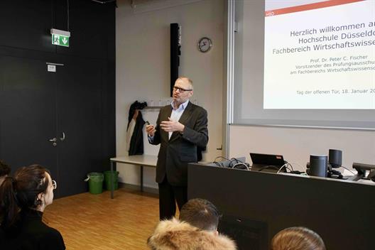 Prof. Dr. Peter C. Fischer gab allgemeine Informationen und referierte Wissenswertes über das Bachelor- und Masterstudium.