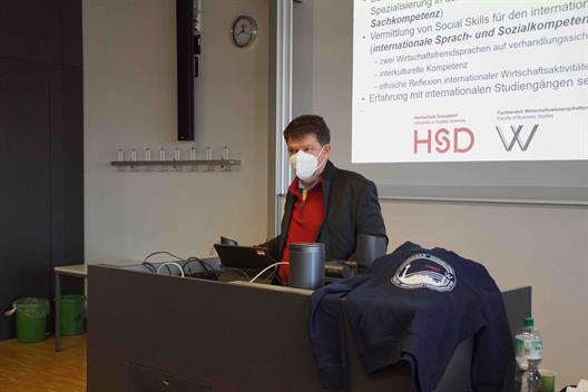 Prof. Dr. Funk während der Vorstellung des Bachelor-Studienganges „International Management“.