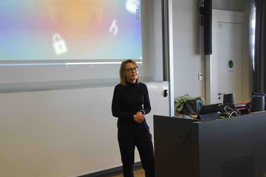 Prof. Dr. Thiele präsentiert den größten Studiengang des Fachbereiches, den Bachelor Business Administration.