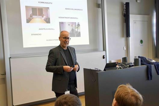 Prof. Dr. Graetz stellt den Studiengang Bachelor Taxation Dual vor.