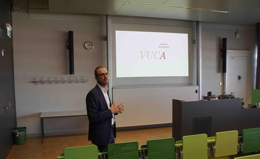 Prof. Dr. Schwarz hielt eine spannende Schnuppervorlesung für Interessenten des Studiengangs Bachelor Business Administration.