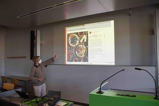 Prof. Dr. Gerhards während ihrer Schnuppervorlesung „Bachelor Kommunikations- und Multimediamanagement“.
