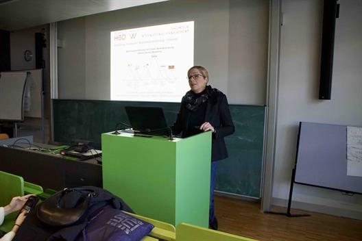Prof. Dr. Kemper hielt eine Schnuppervorlesung für Interessenten des Studiengangs Bachelor International Management (BIM).