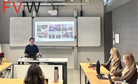 Wie Public Affairs Unternehmen, Politik und Gesellschaft verbindet, erklärte Fabian Zachel, Head of Public Affairs am Flughafen Düsseldorf, in einem Gastvortrag im Spezialisierungsmodul „Unternehmenskommunikation“ am 04.12.2024 an der HSD.