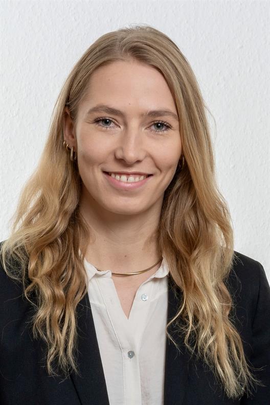 Im Rahmen der Sustainability Lecture durfte Teilnehmer*innen des Moduls "E-Business" die BKM-Absolventin Sarah de Jong als Gastreferentin begrüßen. In ihrem Online-Vortrag gab sie den Studierenden nicht nur spannende Einblicke in das Thema Nachhaltigkeit, sondern auch in ihren persönlichen Karriereweg nach dem Studium.