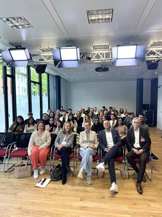 Vielen Dank an die Santander Consumer Bank AG für die spannenden Einblicke!

Rund 50 Studierende des BBA hatten bei einer Exkursion die Gelegenheit aus erster Hand vom Chief Risk Officer zu erfahren, welche „Makroökonomischen Auswirkungen auf das Risikomanagement von Banken“ bestehen.