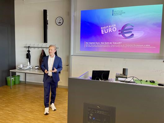 Norman Isermann, Bundesbankdirektor, hielt am 11. November in der Veranstaltung Angewandte Volkswirtschaftslehre zwei äußerst informative und ansprechend gestaltete Vorträge.