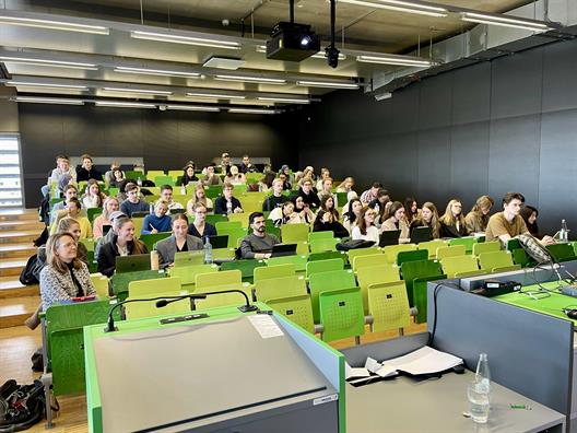 Der Fachbereich Wirtschaftswissenschaften dankt Herrn Isermann herzlich für zwei spannende Vorträge.