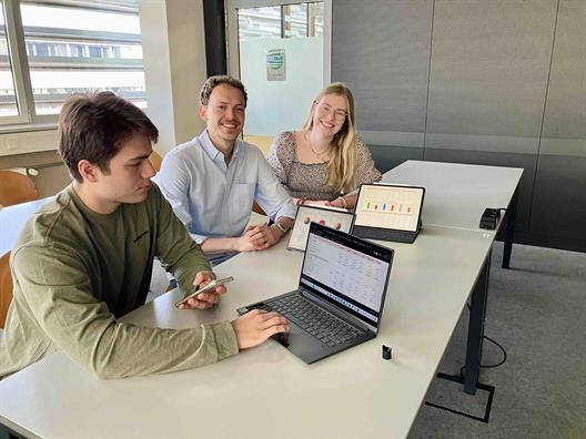 Team Phonetastic (von links nach rechts): Herr Arturo Navarro (internationaler Austauschstudent), Herr Simon Kantelberg, Frau Paula Bispinck und Frau Norina Sander (nicht im Bild)
