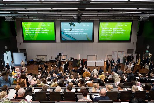​​​​​​​​​​​​​​​​​​​Der Fachbereich Wirtschaftswissenschaften hatte herzlich zur Graduiertenfeier des Sommersemesters 2025 mit Vergabe der Urkunden und Zeugnisse eingeladen.​