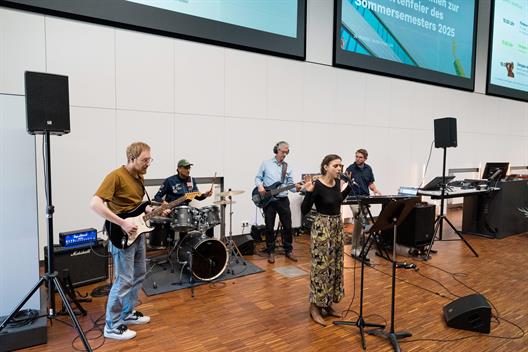 Für die gelungene musikalische Begleitung der Graduiertenfeier sorgte die Band „Bestandteile“. 