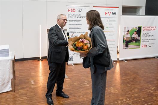Herr Dr. Stefan Dahm verlieh die traditionsreichen, seit 2008 vergebenen Förderpreise für die besten Gesamtleistungen des aktuellen Prüfungstermins.