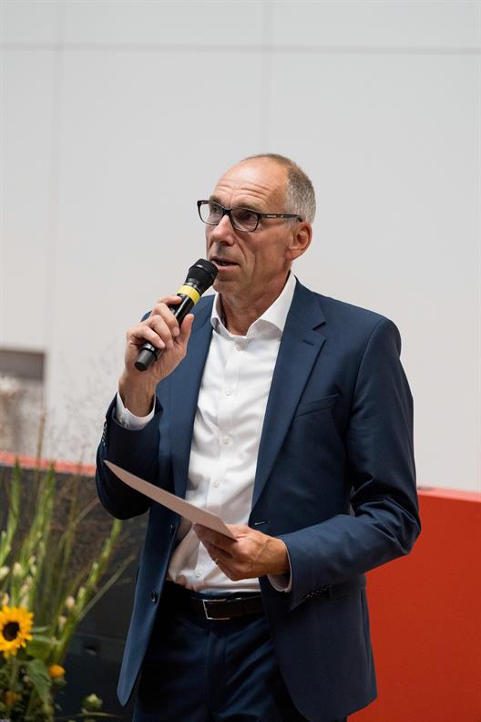 Herr Dr. Plenge prämierte gemäß der gelebten Tradition zwei hervorragende Thesen mit hoher Praxisrelevanz für das jeweils betreuende Unternehmen.