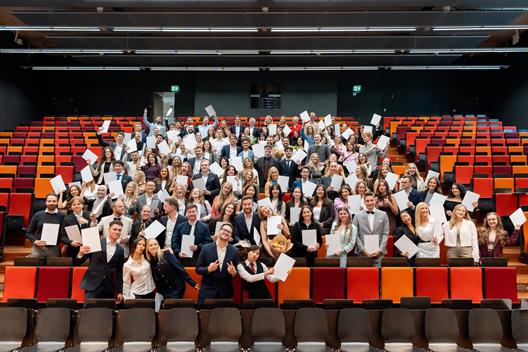 Abschlussfoto mit Zeugnisdokumenten