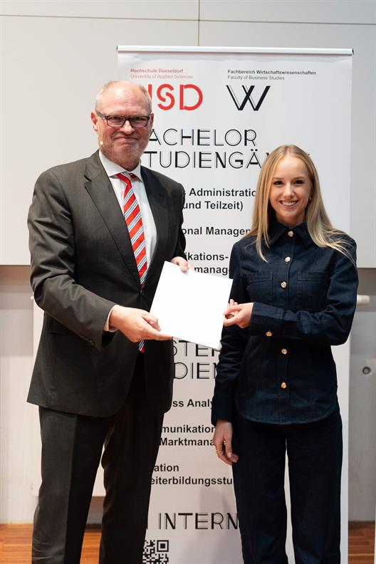 Prüfungsausschussvorsitzender Prof. Dr. Peter C. Fischer gratulierte allen Graduierten persönlich.