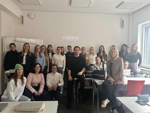 Am Mittwoch, den 15. Oktober 2025, war Mertcan Kacmaz, Digital and Communication Manager Corporate Brand bei L’Oréal DACH, im Rahmen der Veranstaltung Unternehmenskommunikation von Prof. Dr. Kalka zu Gast an der Hochschule Düsseldorf.