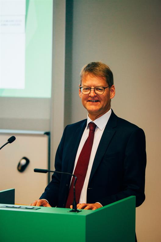Dr. Clemens Schütte, Vorsitzender des Fördervereins und Abteilungsleitung Auslandsvertrieb Messe Düsseldorf GmbH, sprach zum Thema "Praxistransfer von Anfang an".