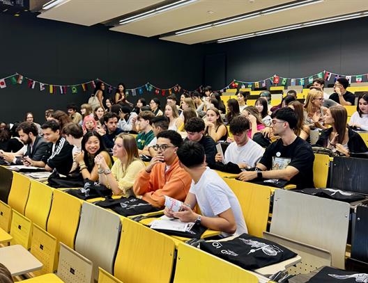 Wir freuen uns sehr, unsere internationalen Studierenden aus China, Finnland, Frankreich, Ghana, Hongkong, Korea, Mexiko, Peru, Rumänien, der Schweiz, Spanien, Taiwan, dem Vereinigten Königreich und den Vereinigten Staaten an der HSD und am Fachbereich Wirtschaftswissenschaften begrüßen zu dürfen.