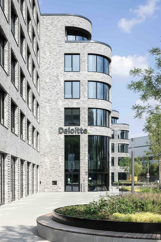 Fassade und Eingangsbereich von Deloitte in Düsseldorf