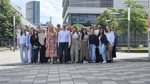 Am 14. Mai 2025 hielt Dr. Martino Saracino (Director Marketing Insights & Analytics bei QIAGEN) im Rahmen der Marketing-Veranstaltungen von Prof. Dr. Kemper im Studiengang Bachelor Kommunikations- und Multimediamanagement sowie Bachelor International Management einen Gastvortrag am Fachbereich Wirtschaftswissenschaften der HSD. 
