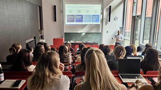 Am 14. Mai 2025 hielt Dr. Martino Saracino (Director Marketing Insights & Analytics bei QIAGEN) im Rahmen der Marketing-Veranstaltungen von Prof. Dr. Kemper im Studiengang Bachelor Kommunikations- und Multimediamanagement sowie Bachelor International Management einen Gastvortrag am Fachbereich Wirtschaftswissenschaften der HSD. 