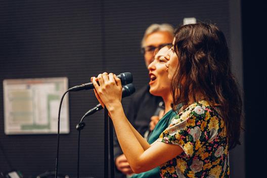 Für die gelungene musikalische Begleitung der Graduiertenfeier sorgte die neu formierte und dank zwei klasse Sängerinnen besonders stimmgewaltige „SK JamBand“.