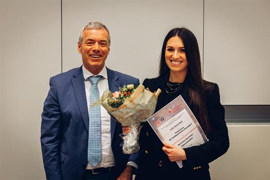 Dr. Dahm zeichnet Julia Schmökel aus.