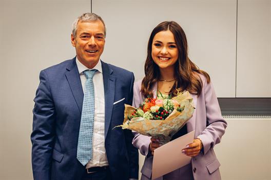 Dr. Dahm zeichnet Emma Mais aus.