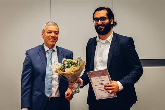 Dr. Dahm zeichnet Karar Ghawami aus.