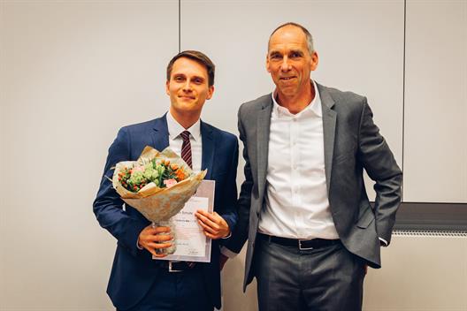 Dr. Plenge zeichnet Tim Schulte für seine Thesis im Masterstudiengang Business Analytics aus., die vom Unternehmen Boehringer Ingelheim AG & Co. KG betreut wurde. 