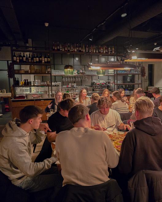 Nach einer ausführlichen Campus Tour rundete ein gemeinsames Abendessen den ersten Tag in Den Haag ab.