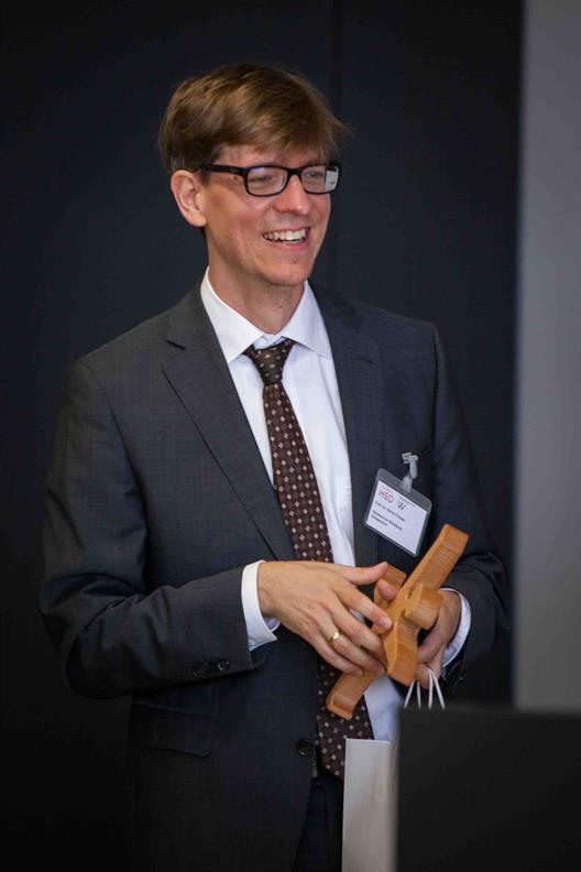 Prof. Dr. jur. Achim Förster lehrt seit 2015 Urheberrecht, Medienrecht und Medienpolitik an der Hochschule für angewandte Wissenschaften Würzburg Schweinfurt
