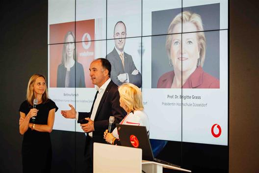 Von links nach rechts: Bettina Karsch, Geschäftsführerin Personal; Stephan Schneider, Senior Manager Public Affairs (beide Vodafone Deutschland GmbH; Prof. Dr. Brigitte Grass, Präsidentin der HSD
