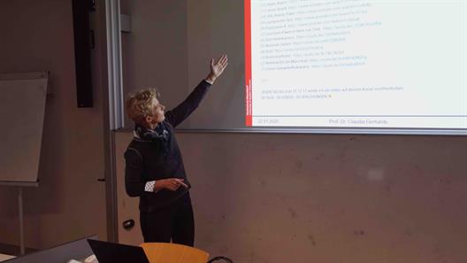 Prof. Dr. Gerhards referierte in ihrer Schnuppervorlesung „Bachelor Kommunikations- und Multimediamanagement“ zum Thema „Wie Marken Social Influencer einsetzen können“.